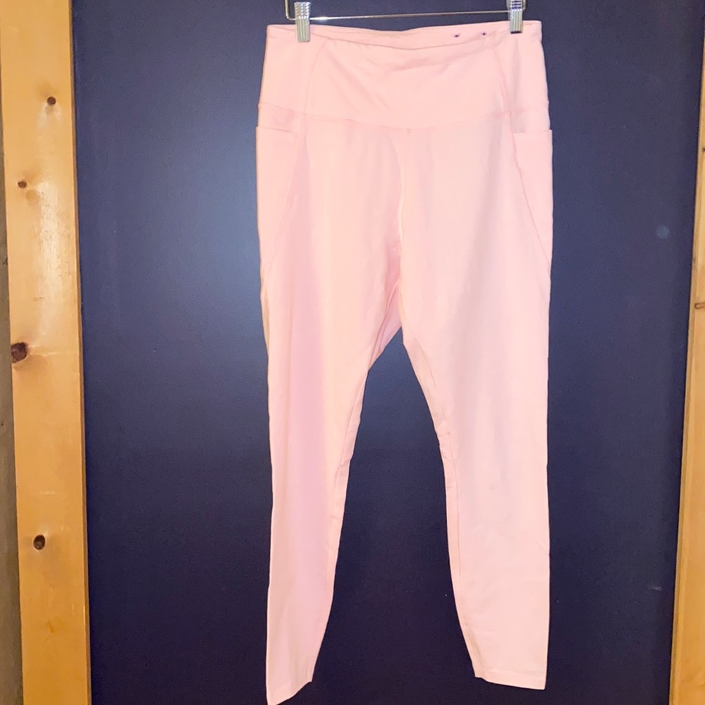 NWOT Crown and Ivy leggings ( workout pants )
